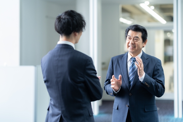 企業知財の働き方は、企業規模や業種によって異なります