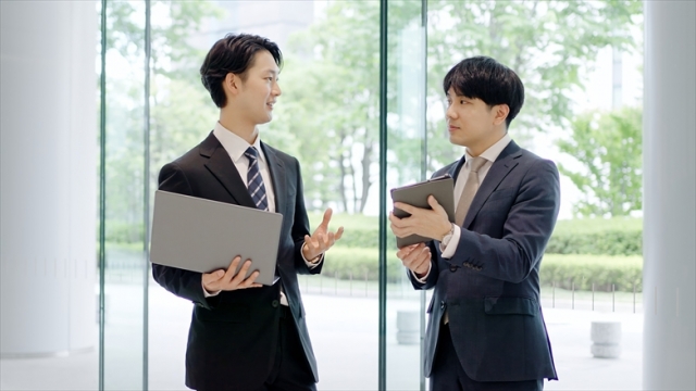 企業知財における業務連携や働き方をイメージした写真