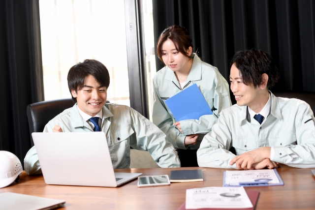 技術内容について打ち合わせを行いながら、知財部門や特許事務所で発明内容を整理する場面をイメージしたものです。