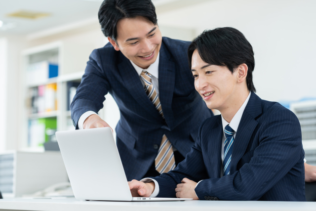 特許実務未経験可の採用について、先輩社員から実務説明や業務フォローを受けながら知財業界での働き方を確認している様子