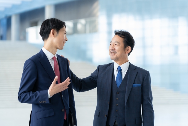 企業知財部門で担当者同士が意見交換を行う様子。企業知財の採用では、弁理士資格だけでなく、実務経験や事業理解、社内調整力なども総合的に見られることをイメージした写真。