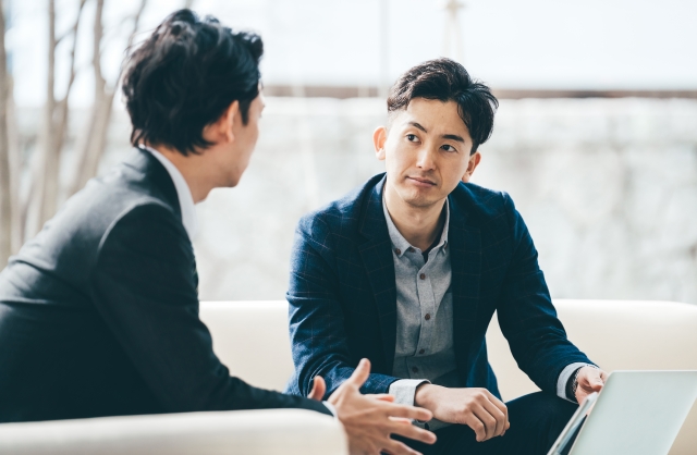 ご希望や転職理由を伺いながら転職相談を行うイメージ