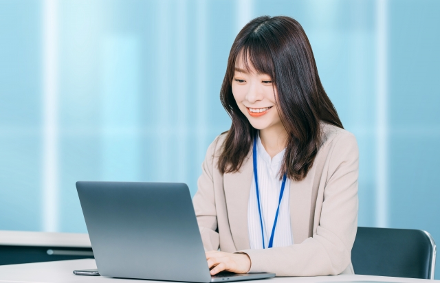 外内特許事務｜経験1年程度以上｜年収350万～500万円｜英語力を活かす｜実働7時間・フレックス
