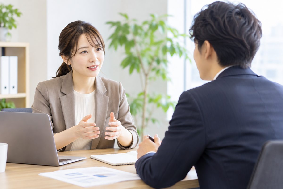 知財転職で在宅勤務や年収、勤務地、仕事内容などの希望条件について考える女性の様子